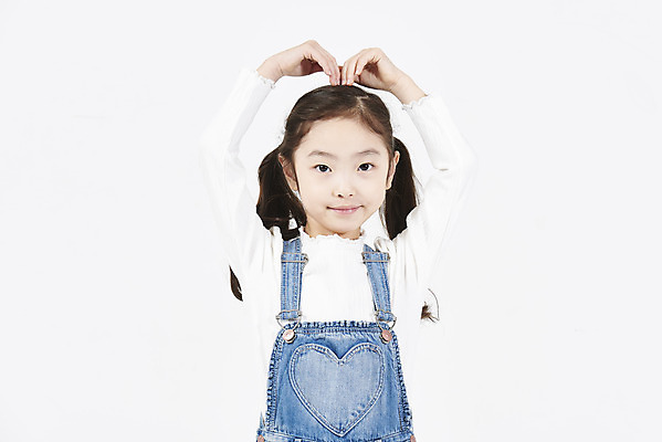 포토 JPG 스튜디오촬영 여자 어린이 모션 실내 사랑 한명 서기 미소 누끼 상반신 앞모습 한국인 하트 즐거움 흰배경 손하트 소녀한명만 국내포토 모양 1 감정 뷰포인트 백그라운드 표정 사람 동양인 손짓 내부 흰색 여자한명만 소녀만 파일형식