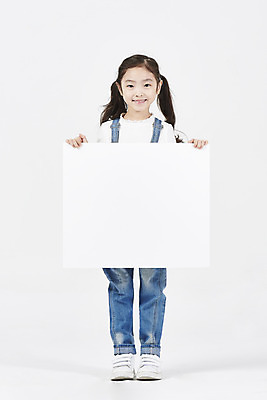 포토 JPG 스튜디오촬영 전신 배너 여자 어린이 모션 사각프레임 실내 한명 서기 미소 들기 누끼 앞모습 한국인 즐거움 흰배경 소녀한명만 국내포토 1 감정 뷰포인트 백그라운드 프레임 표정 사람 동양인 내부 사각형 흰색 여자한명만 소녀만 파일형식