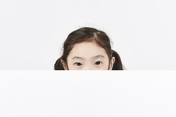 포토 JPG 스튜디오촬영 여자 얼굴 어린이 모션 실내 한명 서기 누끼 근접촬영 신체부위 한국인 흰배경 숨기 소녀한명만 국내포토 1 뷰포인트 백그라운드 사람 동양인 내부 흰색 여자한명만 소녀만 파일형식