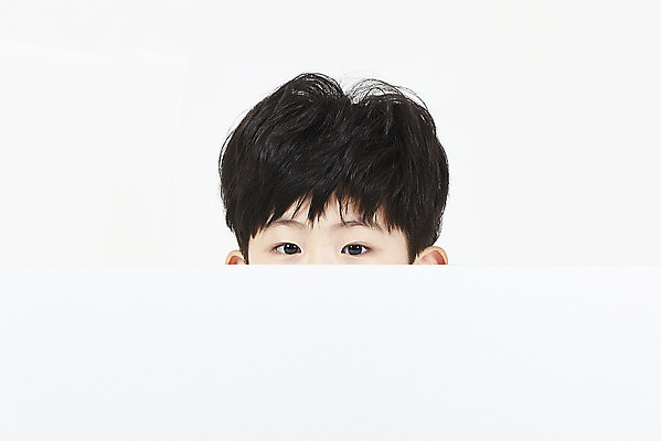 포토 JPG 스튜디오촬영 남자 얼굴 어린이 모션 실내 한명 서기 누끼 근접촬영 신체부위 한국인 흰배경 숨기 소년한명만 국내포토 1 뷰포인트 백그라운드 사람 동양인 내부 흰색 남자한명만 소년만 파일형식