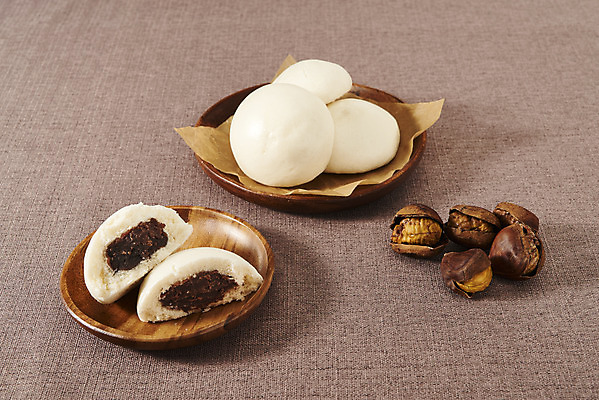 포토 JPG 스튜디오촬영 단면 디저트 실내 누끼 사람없음 여러개 뜨거움 달콤 겨울음식 겨울간식 군것질 군밤 나무접시 호빵 갈색배경 제철음식 종이호일 국내포토 접시 음식 빵 다수 백그라운드 겨울 내부 갈색 맛 밤_견과류 굽기 제철 파일형식