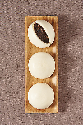 포토 JPG 스튜디오촬영 디저트 실내 누끼 사람없음 하이앵글 뜨거움 세개 달콤 겨울간식 군것질 나무접시 단팥 호빵 플랫레이 갈색배경 국내포토 접시 음식 빵 뷰포인트 백그라운드 3 내부 갈색 플랫 맛 파일형식