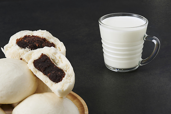 포토 JPG 스튜디오촬영 검은배경 단면 디저트 실내 누끼 사람없음 여러개 우유 뜨거움 달콤 겨울간식 군것질 나무접시 호빵 국내포토 접시 음식 빵 다수 백그라운드 유제품 내부 검은색 맛 파일형식