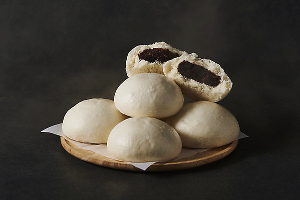 포토 JPG 스튜디오촬영 검은배경 단면 디저트 실내 누끼 사람없음 여러개 뜨거움 달콤 겨울간식 군것질 나무쟁반 호빵 국내포토 음식 빵 다수 백그라운드 쟁반 내부 목재 검은색 맛 파일형식