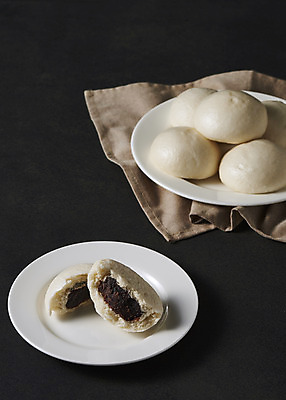 포토 JPG 스튜디오촬영 접시 검은배경 단면 디저트 실내 누끼 사람없음 여러개 식탁보 뜨거움 달콤 겨울간식 군것질 호빵 국내포토 식기 음식 빵 다수 백그라운드 내부 검은색 맛 파일형식