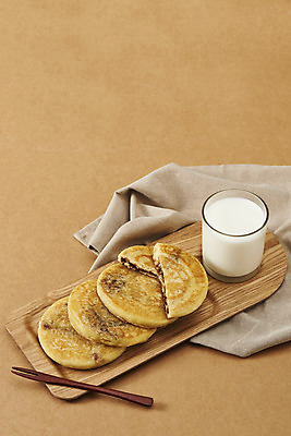 포토 JPG 스튜디오촬영 포크 단면 디저트 실내 누끼 사람없음 여러개 우유 뜨거움 달콤 천 겨울음식 겨울간식 군것질 나무쟁반 호떡 갈색배경 제철음식 국내포토 식기 음식 다수 백그라운드 겨울 유제품 쟁반 내부 목재 갈색 직물 맛 제철 파일형식