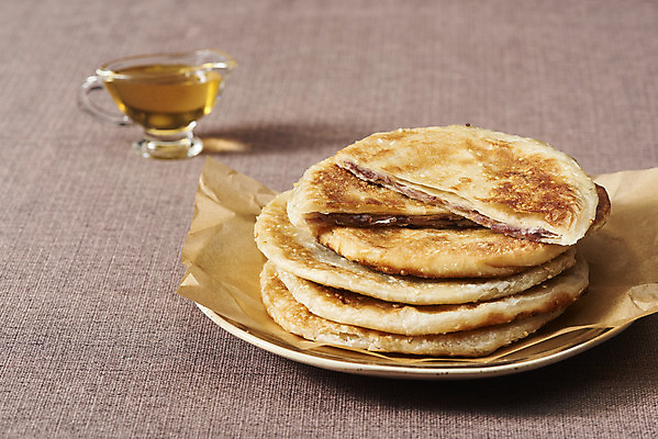 포토 JPG 스튜디오촬영 접시 단면 디저트 실내 누끼 사람없음 쌓기 여러개 뜨거움 달콤 겨울음식 겨울간식 군것질 꿀 호떡 갈색배경 제철음식 국내포토 식기 음식 다수 백그라운드 겨울 모션 내부 갈색 맛 제철 파일형식