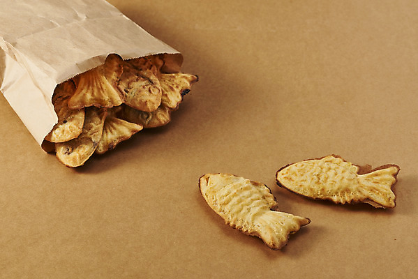 포토 JPG 스튜디오촬영 디저트 실내 누끼 사람없음 종이봉투 여러개 뜨거움 달콤 겨울간식 군것질 붕어빵 갈색배경 슈크림붕어빵 국내포토 음식 빵 다수 백그라운드 봉투 내부 갈색 맛 파일형식