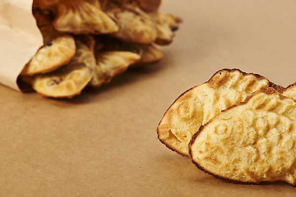 포토 JPG 스튜디오촬영 디저트 실내 누끼 사람없음 종이봉투 여러개 뜨거움 달콤 겨울간식 군것질 붕어빵 갈색배경 슈크림붕어빵 국내포토 음식 빵 다수 백그라운드 봉투 내부 갈색 맛 파일형식