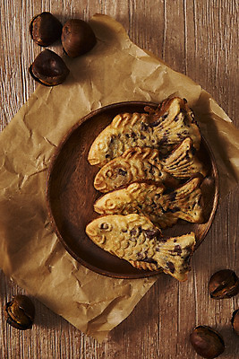 포토 JPG 스튜디오촬영 종이 디저트 실내 누끼 사람없음 하이앵글 여러개 뜨거움 달콤 겨울음식 겨울간식 군것질 붕어빵 군밤 나무접시 플랫레이 갈색배경 제철음식 나무배경 국내포토 접시 음식 빵 뷰포인트 다수 백그라운드 겨울 내부 갈색 플랫 맛 밤_견과류 굽기 제철 파일형식