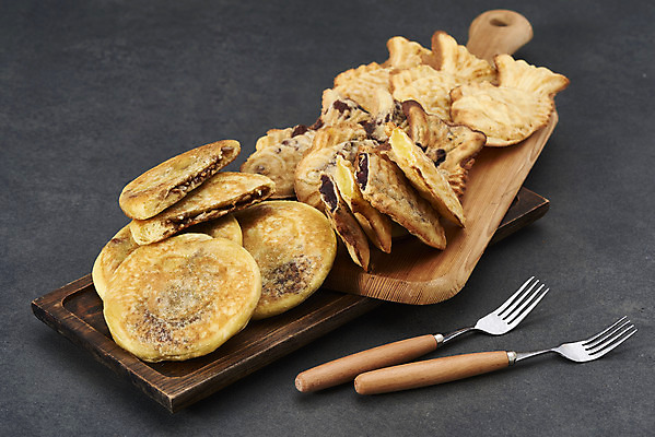 포토 JPG 스튜디오촬영 포크 검은배경 디저트 실내 누끼 사람없음 여러개 뜨거움 달콤 겨울음식 겨울간식 군것질 붕어빵 나무도마 호떡 제철음식 국내포토 식기 음식 빵 다수 백그라운드 겨울 도마 내부 목재 검은색 맛 제철 파일형식