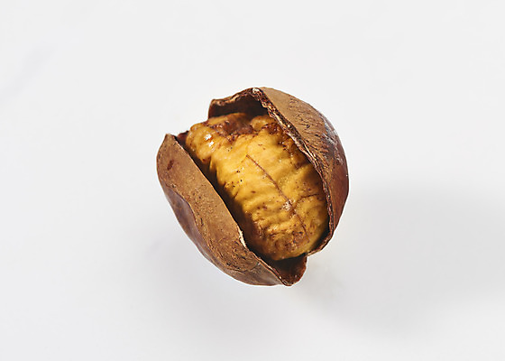 포토 JPG 스튜디오촬영 디저트 실내 누끼 사람없음 하이앵글 한개 뜨거움 달콤 겨울음식 흰배경 겨울간식 군것질 군밤 플랫레이 제철음식 국내포토 1 음식 뷰포인트 백그라운드 겨울 내부 흰색 플랫 맛 밤_견과류 굽기 제철 파일형식