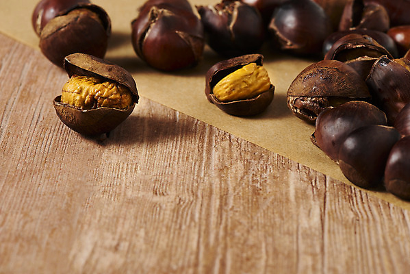 포토 JPG 스튜디오촬영 디저트 실내 누끼 사람없음 여러개 뜨거움 달콤 겨울음식 겨울간식 군것질 군밤 갈색배경 제철음식 나무배경 국내포토 음식 다수 백그라운드 겨울 내부 갈색 맛 밤_견과류 굽기 제철 파일형식