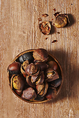 포토 JPG 스튜디오촬영 디저트 실내 누끼 사람없음 하이앵글 여러개 뜨거움 달콤 겨울음식 겨울간식 군것질 군밤 나무접시 부스러기 플랫레이 갈색배경 제철음식 나무배경 국내포토 접시 음식 뷰포인트 다수 백그라운드 겨울 내부 갈색 플랫 맛 밤_견과류 굽기 제철 파일형식