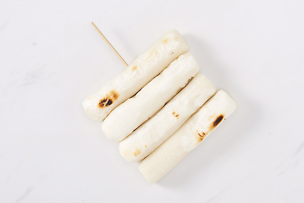 포토 JPG 스튜디오촬영 디저트 실내 누끼 사람없음 하이앵글 여러개 뜨거움 꼬치 달콤 구이 흰배경 겨울간식 군것질 가래떡 플랫레이 국내포토 음식 뷰포인트 다수 백그라운드 떡 내부 흰색 플랫 맛 파일형식