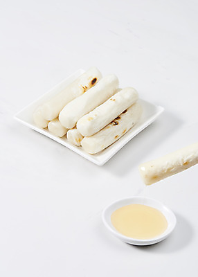 포토 식기 음식 다수 백그라운드 디저트 떡 실내 내부 흰색 맛 파일형식 꿀 접시 JPG 누끼 군것질 겨울간식 스튜디오촬영 사람없음 흰배경 구이 가래떡 달콤 여러개 뜨거움 국내포토