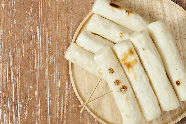 포토 JPG 스튜디오촬영 디저트 실내 누끼 사람없음 하이앵글 여러개 뜨거움 꼬치 달콤 구이 겨울간식 군것질 가래떡 나무접시 플랫레이 갈색배경 국내포토 접시 음식 뷰포인트 다수 백그라운드 떡 내부 갈색 플랫 맛 파일형식