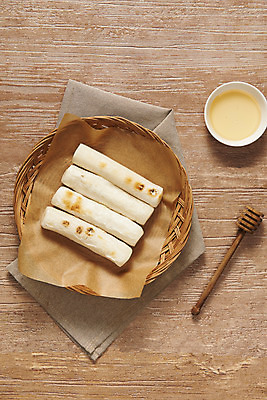 포토 접시 음식 뷰포인트 다수 백그라운드 디저트 떡 실내 내부 갈색 직물 플랫 맛 파일형식 천 라탄접시 꿀 JPG 누끼 군것질 겨울간식 스튜디오촬영 사람없음 갈색배경 플랫레이 하이앵글 구이 가래떡 달콤 여러개 뜨거움 국내포토