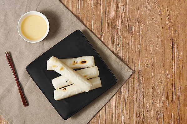 포토 JPG 스튜디오촬영 포크 디저트 실내 누끼 사람없음 하이앵글 여러개 뜨거움 달콤 천 구이 겨울간식 군것질 꿀 가래떡 플랫레이 갈색배경 나무배경 국내포토 식기 음식 뷰포인트 다수 백그라운드 떡 내부 갈색 직물 플랫 맛 파일형식