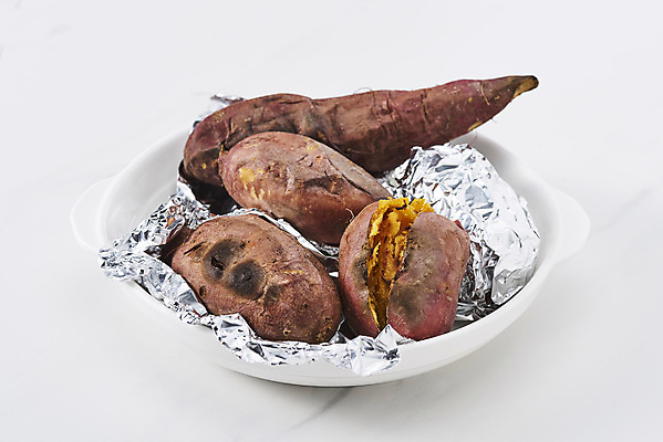 포토 JPG 스튜디오촬영 접시 디저트 실내 누끼 사람없음 여러개 뜨거움 달콤 은박지 겨울음식 흰배경 겨울간식 군것질 군고구마 제철음식 국내포토 식기 음식 다수 백그라운드 겨울 내부 흰색 맛 구이 제철 파일형식