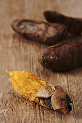 포토 JPG 스튜디오촬영 디저트 실내 누끼 근접촬영 사람없음 아웃포커스 여러개 뜨거움 달콤 겨울음식 겨울간식 군것질 군고구마 갈색배경 제철음식 나무배경 국내포토 음식 뷰포인트 다수 백그라운드 겨울 촬영기법 내부 갈색 맛 구이 제철 파일형식