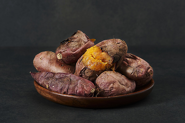 포토 JPG 스튜디오촬영 검은배경 디저트 실내 누끼 사람없음 여러개 뜨거움 달콤 겨울음식 겨울간식 군것질 군고구마 나무접시 제철음식 국내포토 접시 음식 다수 백그라운드 겨울 내부 검은색 맛 구이 제철 파일형식