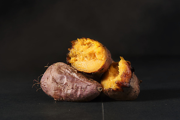 포토 JPG 스튜디오촬영 검은배경 단면 디저트 실내 누끼 사람없음 뜨거움 세개 달콤 겨울음식 겨울간식 군것질 군고구마 제철음식 국내포토 음식 백그라운드 겨울 3 내부 검은색 맛 구이 제철 파일형식