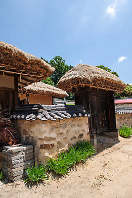 포토 JPG 주간 여행 하늘 초가집 풍경 사람없음 야외 여름 관광지 명승지 제천 제천10경 제천박용원고택 국내포토 자연요소 계절 고건축 한옥 문화재 충청북도 파일형식