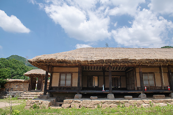 포토 JPG 주간 구름 여행 하늘 초가집 풍경 사람없음 야외 여름 관광지 명승지 제천 제천10경 제천정원태고택 국내포토 자연요소 계절 고건축 한옥 문화재 충청북도 파일형식