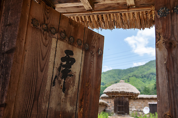 포토 JPG 주간 여행 초가집 풍경 사람없음 야외 여름 관광지 문 명승지 제천 제천10경 제천정원태고택 국내포토 자연요소 계절 고건축 한옥 문화재 충청북도 파일형식
