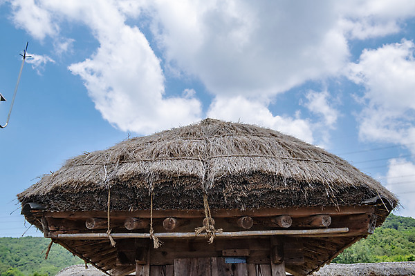 포토 JPG 주간 구름 여행 하늘 지붕 초가집 풍경 사람없음 야외 여름 관광지 명승지 제천 제천10경 제천정원태고택 국내포토 자연요소 계절 고건축 한옥 문화재 충청북도 파일형식