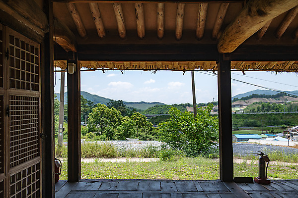 포토 JPG 주간 여행 초가집 풍경 사람없음 야외 여름 관광지 명승지 제천 제천10경 제천정원태고택 국내포토 자연요소 계절 고건축 한옥 문화재 충청북도 파일형식