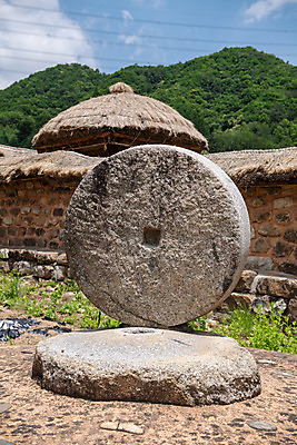 포토 JPG 주간 여행 초가집 풍경 사람없음 야외 여름 관광지 명승지 제천 제천10경 제천정원태고택 국내포토 자연요소 계절 고건축 한옥 문화재 충청북도 파일형식
