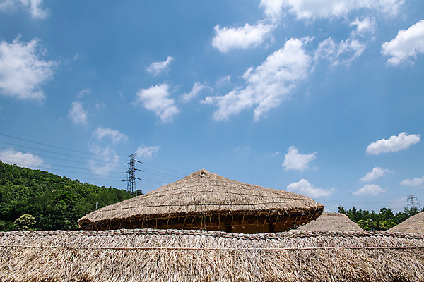 포토 JPG 주간 구름 여행 하늘 지붕 초가집 풍경 사람없음 야외 여름 관광지 명승지 제천 제천10경 제천정원태고택 국내포토 자연요소 계절 고건축 한옥 문화재 충청북도 파일형식