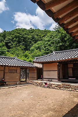 포토 JPG 주간 여행 초가집 풍경 사람없음 야외 여름 관광지 명승지 제천 제천10경 중전리고가 국내포토 자연요소 계절 고건축 한옥 문화재 충청북도 파일형식