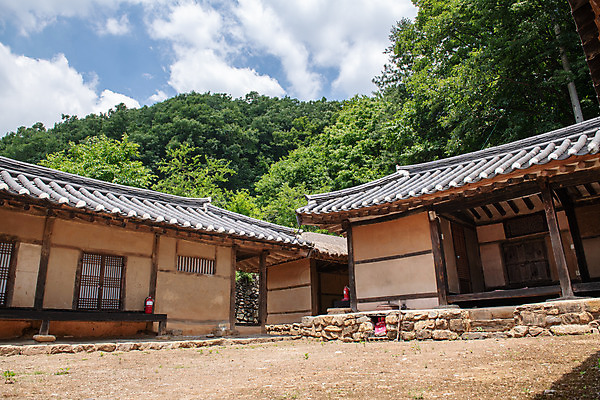 포토 JPG 주간 여행 초가집 풍경 사람없음 야외 여름 관광지 명승지 제천 제천10경 중전리고가 국내포토 자연요소 계절 고건축 한옥 문화재 충청북도 파일형식