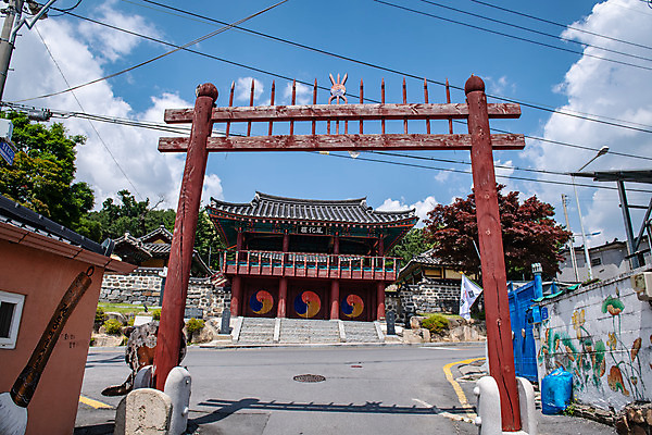 포토 JPG 주간 구름 여행 하늘 풍경 사람없음 야외 여름 관광지 서재 내삼문 동재 명륜당 명승지 제천 홍살문 제천향교 대성전 제천10경 국내포토 자연요소 계절 문화재 성전 전통문 충청북도 향교 파일형식