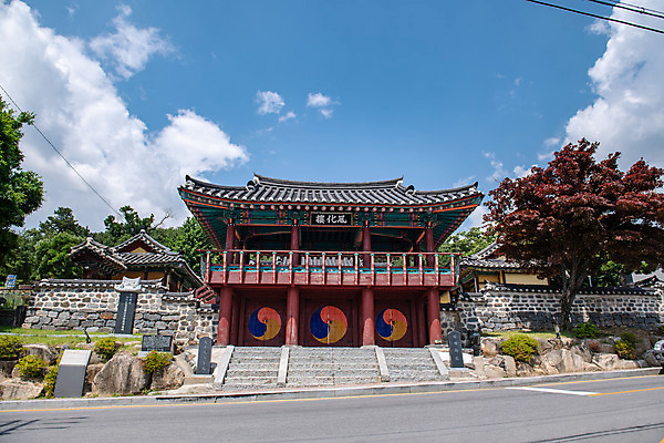 포토 JPG 주간 구름 여행 하늘 풍경 사람없음 야외 여름 관광지 서재 내삼문 동재 명륜당 명승지 제천 제천향교 대성전 제천10경 국내포토 자연요소 계절 문화재 성전 전통문 충청북도 향교 파일형식