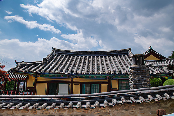 포토 JPG 주간 구름 여행 하늘 풍경 사람없음 야외 여름 관광지 서재 내삼문 동재 명륜당 명승지 제천 기와담장 제천향교 대성전 제천10경 국내포토 자연요소 계절 기와 담장 문화재 성전 전통문 충청북도 향교 파일형식