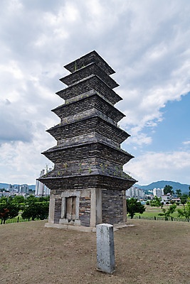 포토 JPG 주간 나무 구름 여행 하늘 풍경 사람없음 야외 여름 관광지 명승지 제천 제천10경 제천장락동칠층모전석탑 국내포토 자연요소 식물 계절 문화재 석탑 충청북도 파일형식