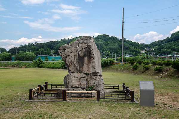 포토 JPG 주간 여행 풍경 사람없음 야외 여름 관광지 명승지 제천 제천10경 제천입석리선돌 선돌백이 국내포토 자연요소 계절 길 문화재 충청북도 파일형식 고인돌_무덤