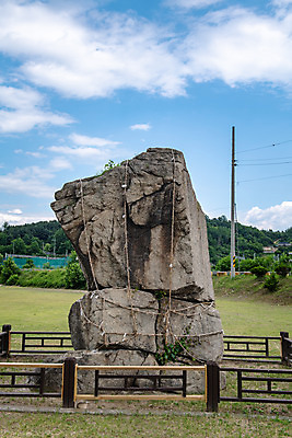 포토 JPG 주간 여행 풍경 사람없음 야외 여름 관광지 명승지 제천 제천10경 제천입석리선돌 선돌백이 국내포토 자연요소 계절 길 문화재 충청북도 파일형식 고인돌_무덤