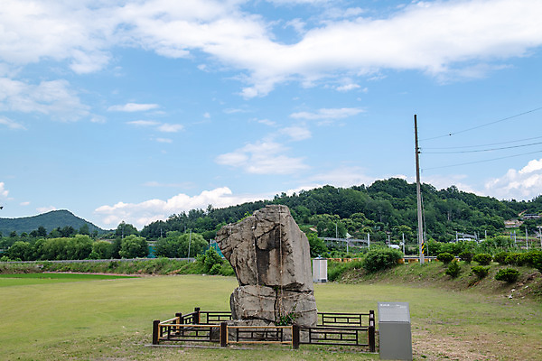 포토 JPG 주간 여행 풍경 사람없음 야외 여름 관광지 명승지 제천 제천10경 제천입석리선돌 선돌백이 국내포토 자연요소 계절 길 문화재 충청북도 파일형식 고인돌_무덤
