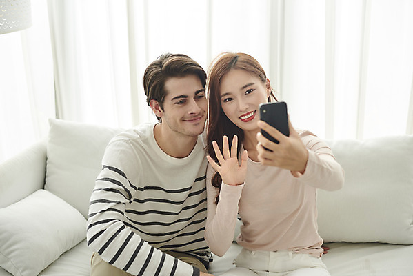 포토 JPG 서양인 외국인 부부 커플 여자 남자 행복 커플라이프 거실 실내 미소 앉기 상반신 20대 성인 두명 앞모습 30대 스마트폰 소파 화목 다정 한국인 즐거움 다문화 손인사 국제결혼 영상통화 부부라이프 성인만 국제커플 국내포토 라이프스타일 감정 뷰포인트 결혼 컨셉 의자 관계 모션 표정 사람 동양인 인종 청년 내부 장년 핸드폰 스마트기기 인사 사회이슈 통화 파일형식