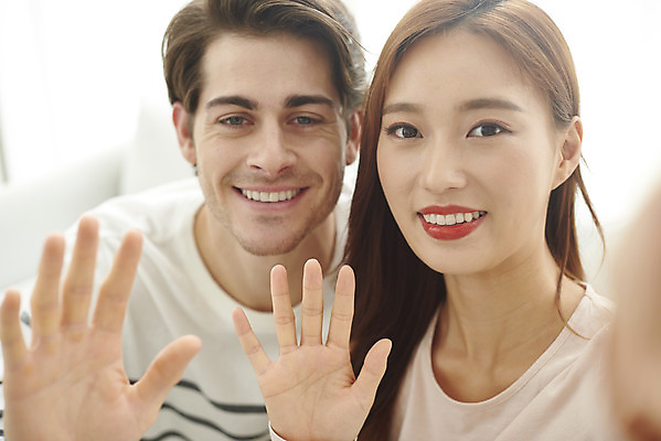 포토 JPG 서양인 외국인 부부 커플 여자 남자 행복 커플라이프 거실 실내 미소 앉기 상반신 20대 성인 두명 앞모습 30대 소파 화목 다정 한국인 즐거움 다문화 손인사 국제결혼 영상통화 부부라이프 성인만 국제커플 국내포토 라이프스타일 감정 뷰포인트 결혼 컨셉 의자 관계 모션 표정 사람 동양인 인종 청년 내부 장년 인사 사회이슈 통화 파일형식