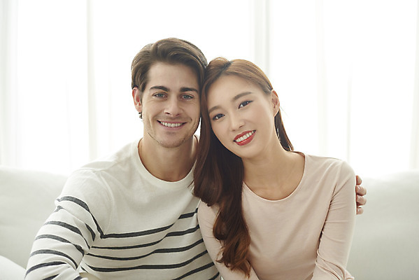 포토 JPG 서양인 외국인 부부 커플 여자 남자 행복 커플라이프 거실 어깨동무 실내 미소 앉기 상반신 20대 성인 두명 앞모습 30대 소파 화목 다정 한국인 즐거움 다문화 국제결혼 부부라이프 성인만 국제커플 국내포토 라이프스타일 감정 뷰포인트 포즈 결혼 컨셉 의자 관계 모션 표정 사람 동양인 인종 청년 내부 장년 사회이슈 파일형식