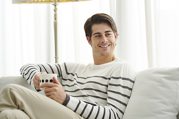 포토 JPG 서양인 외국인 응시 남자 행복 거실 티타임 휴식 실내 한명 미소 들기 앉기 상반신 성인 옆모습 컵 30대 소파 화목 다정 즐거움 다문화 국제결혼 성인남자한명만 국내포토 1 식기 시선 감정 뷰포인트 결혼 컨셉 의자 모션 표정 사람 인종 내부 장년 사회이슈 남자한명만 성인남자만 파일형식