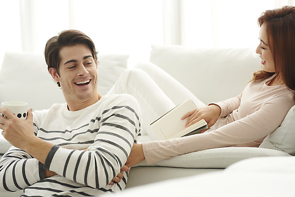 포토 JPG 서양인 외국인 부부 커플 여자 남자 행복 커플라이프 거실 장난 티타임 실내 미소 앉기 상반신 20대 성인 두명 앞모습 옆모습 책 컵 30대 소파 독서 화목 다정 한국인 즐거움 다문화 국제결혼 부부라이프 성인만 국제커플 국내포토 라이프스타일 식기 감정 뷰포인트 결혼 컨셉 의자 관계 모션 휴식 표정 사람 동양인 인종 청년 내부 장년 사회이슈 파일형식