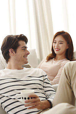 포토 JPG 서양인 외국인 부부 커플 여자 남자 행복 커플라이프 거실 티타임 실내 미소 앉기 상반신 20대 성인 두명 앞모습 옆모습 아웃포커스 컵 30대 소파 마주보기 화목 다정 한국인 즐거움 다문화 국제결혼 부부라이프 성인만 국제커플 국내포토 라이프스타일 식기 감정 뷰포인트 결혼 컨셉 의자 관계 모션 휴식 촬영기법 표정 사람 동양인 인종 청년 내부 장년 사회이슈 파일형식