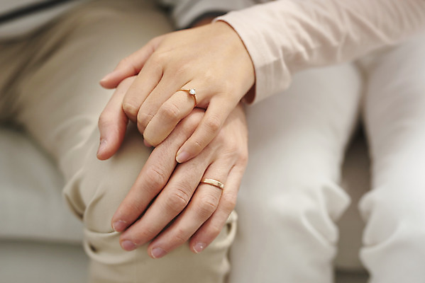 포토 JPG 서양인 외국인 손 부부 커플 여자 남자 행복 커플라이프 거실 실내 앉기 20대 성인 두명 신체부위 30대 손잡기 화목 다정 한국인 즐거움 다문화 결혼반지 커플반지 국제결혼 부부라이프 성인만 국제커플 국내포토 라이프스타일 감정 결혼 컨셉 관계 모션 사람 동양인 인종 청년 내부 장년 반지 사회이슈 파일형식